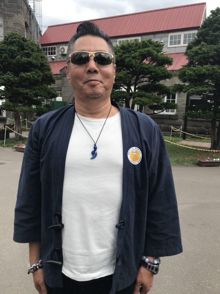 ニッカウヰスキー蒸溜所の敷地内で立つハンドルキーパーの男性