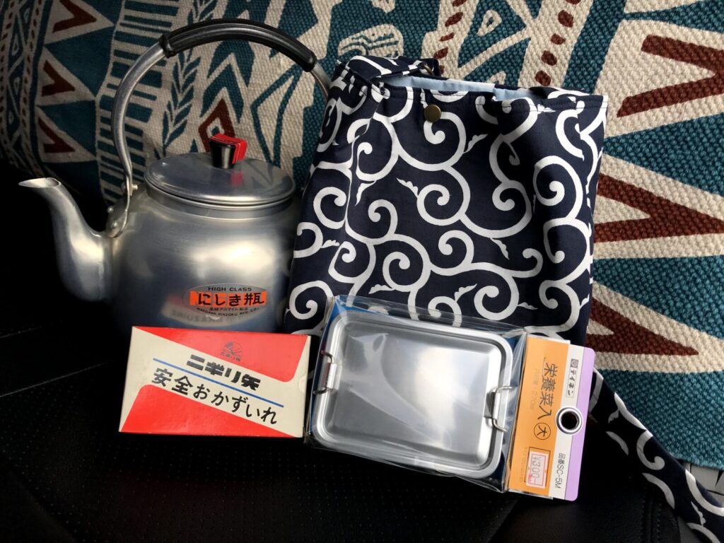 唐草バッグとレトロなやかん・弁当箱