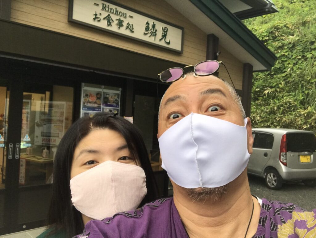 お食事処「鱗晃」前での記念撮影