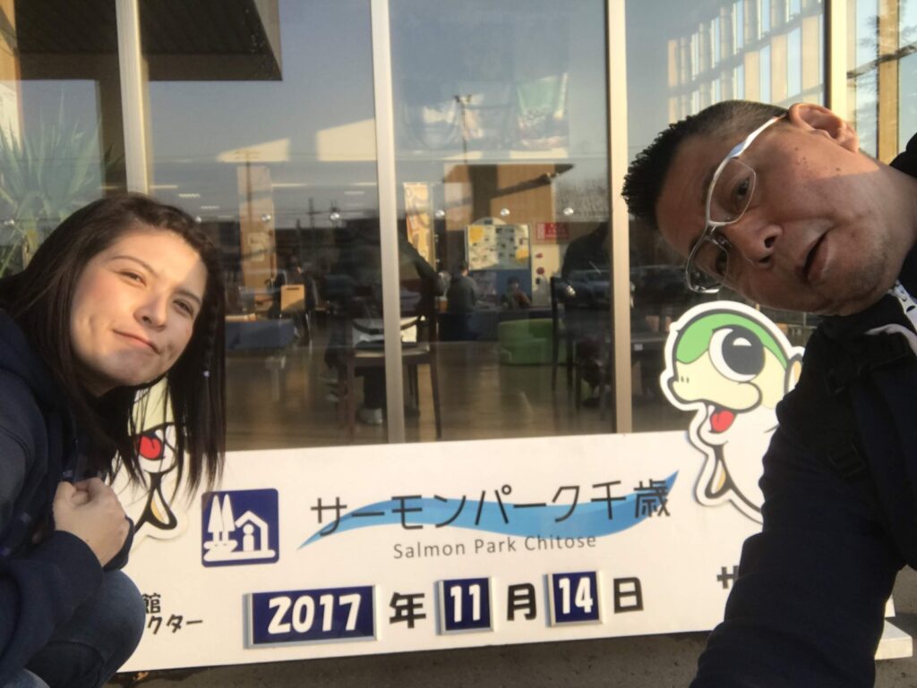 サーモンパーク千歳の看板で記念写真