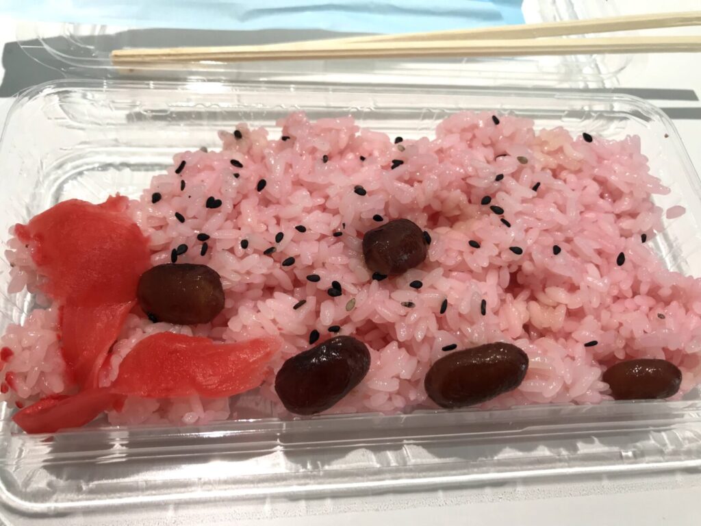 ピンク色の赤飯と甘納豆のクローズアップ