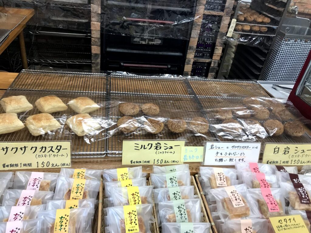 岩シューやサクサクカスタードなど店内のスイーツ陳列