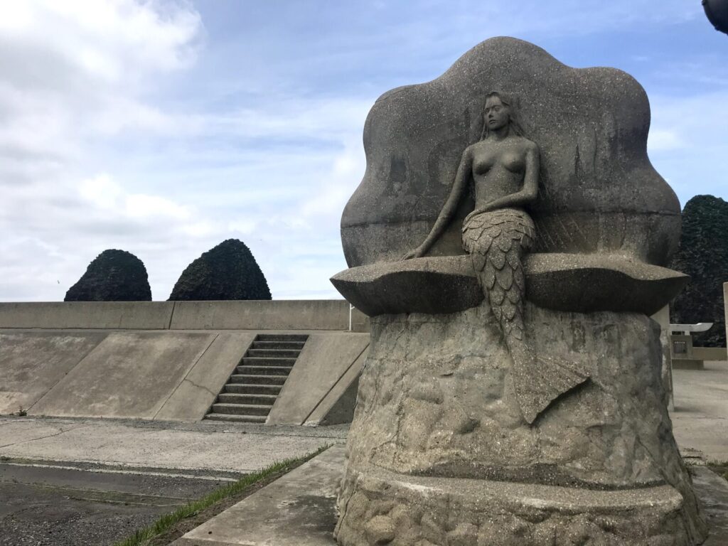 せたな町の海辺にある人魚姫の石像