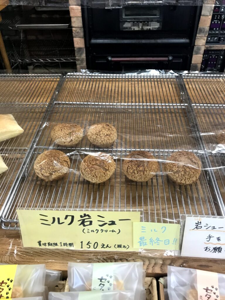 ミルク岩シューが並んだ店内の様子