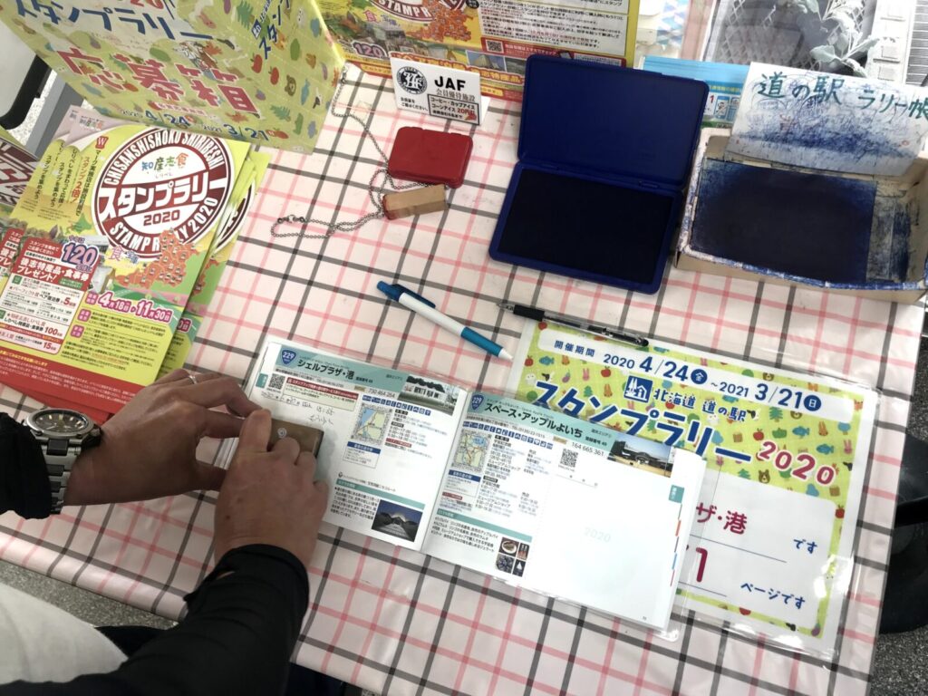 シェルプラザ港でスタンプラリー帳に押印する様子