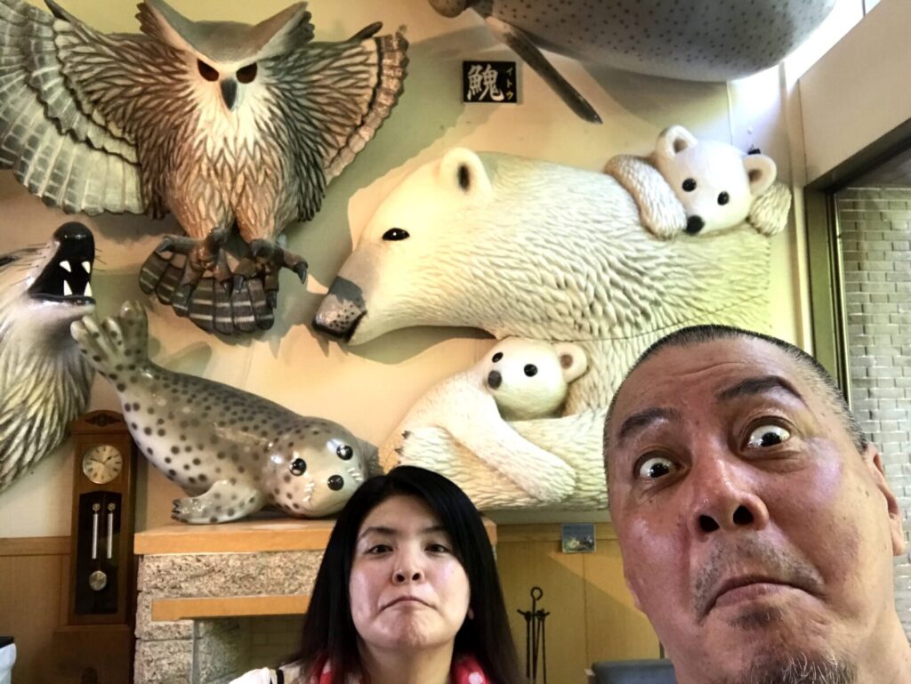 北海道のしかぐら温泉ロビーで動物アートの前に立つくま夫婦の変顔