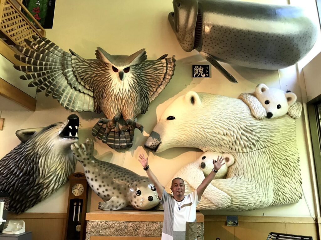 北海道のしかぐら温泉ロビーにある動物の巨大な立体アート(シロクマ、アザラシ、フクロウなど)