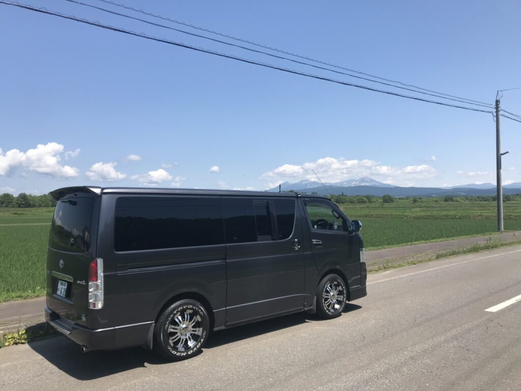 しかぐら温泉前に停められたハイエースと遠くに見える利尻山