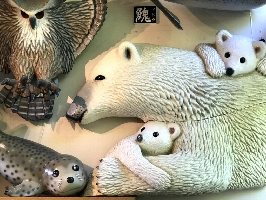 しかぐら温泉の壁にあるシロクマの親子アートのアップ