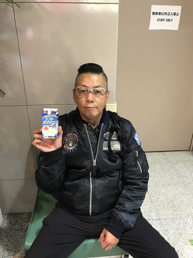 2017年に撮影された、施設内のベンチでソフトカツゲンを持つ男性の写真
