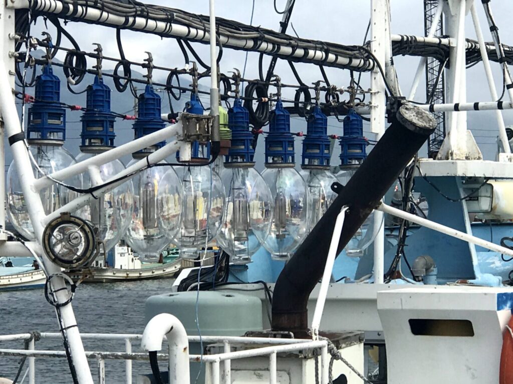 漁船に取り付けられた多数のイカ釣りランプ
