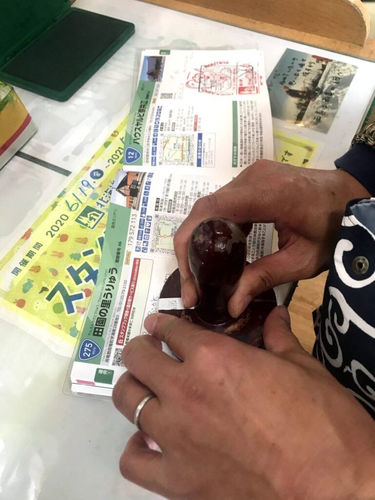 うりゅうのスタンプを押している手元の様子