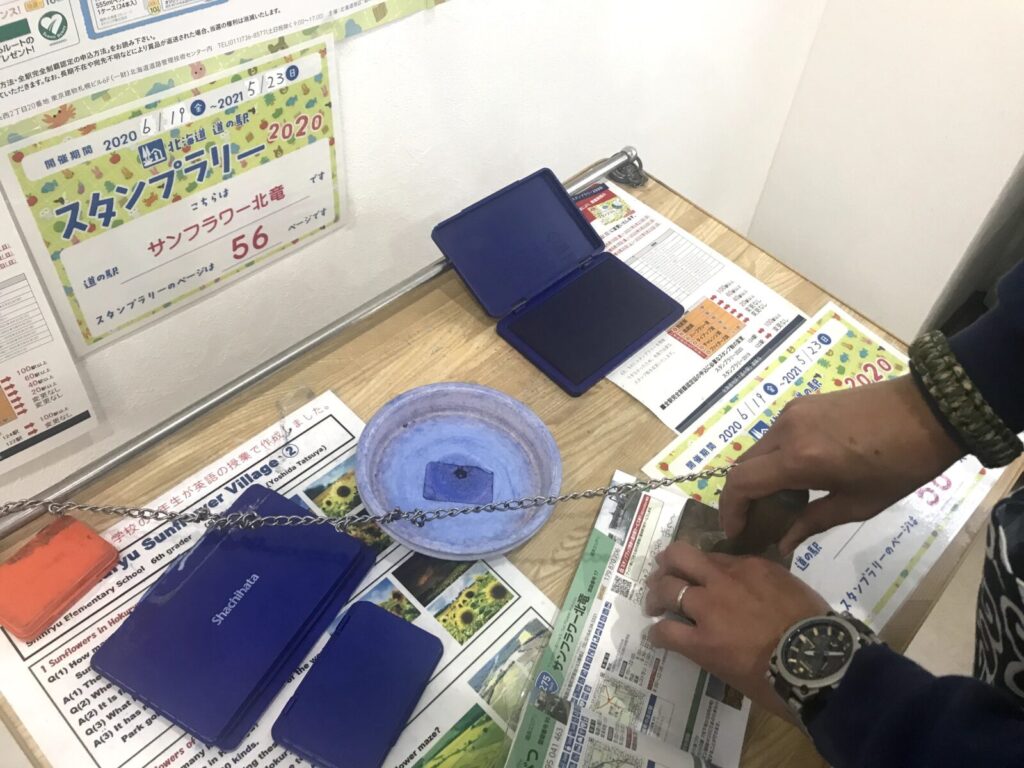 道の駅スタンプラリーのスタンプ台とインク、パンフレットが置かれたテーブル