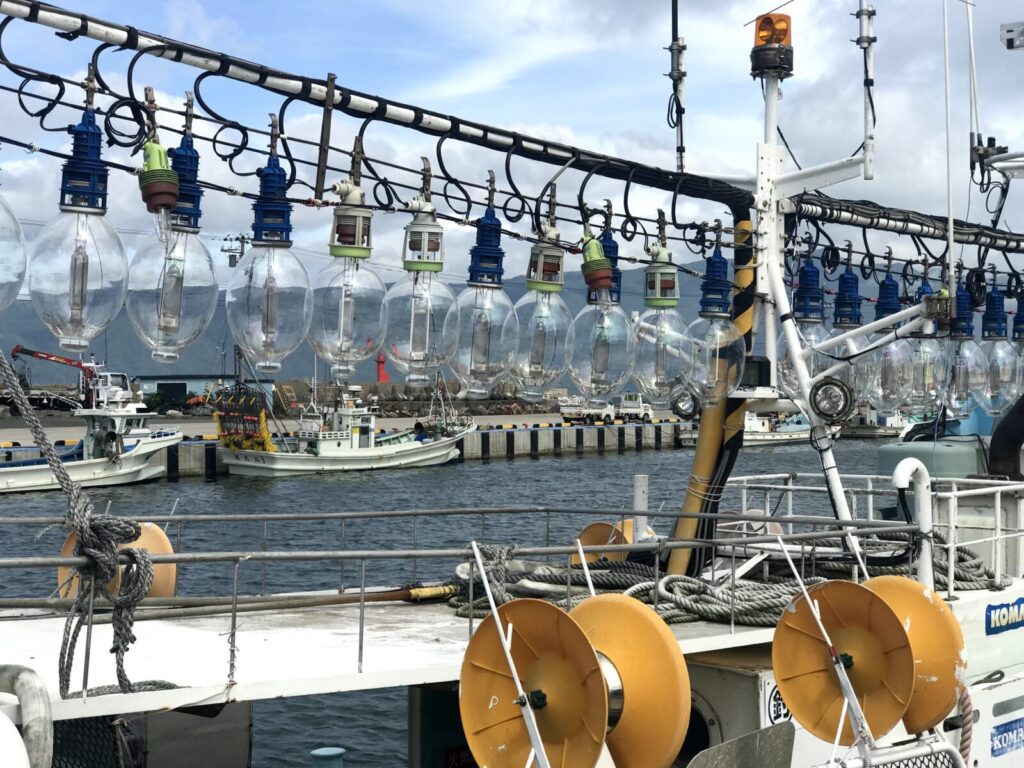 漁船のイカ釣りランプのクローズアップ