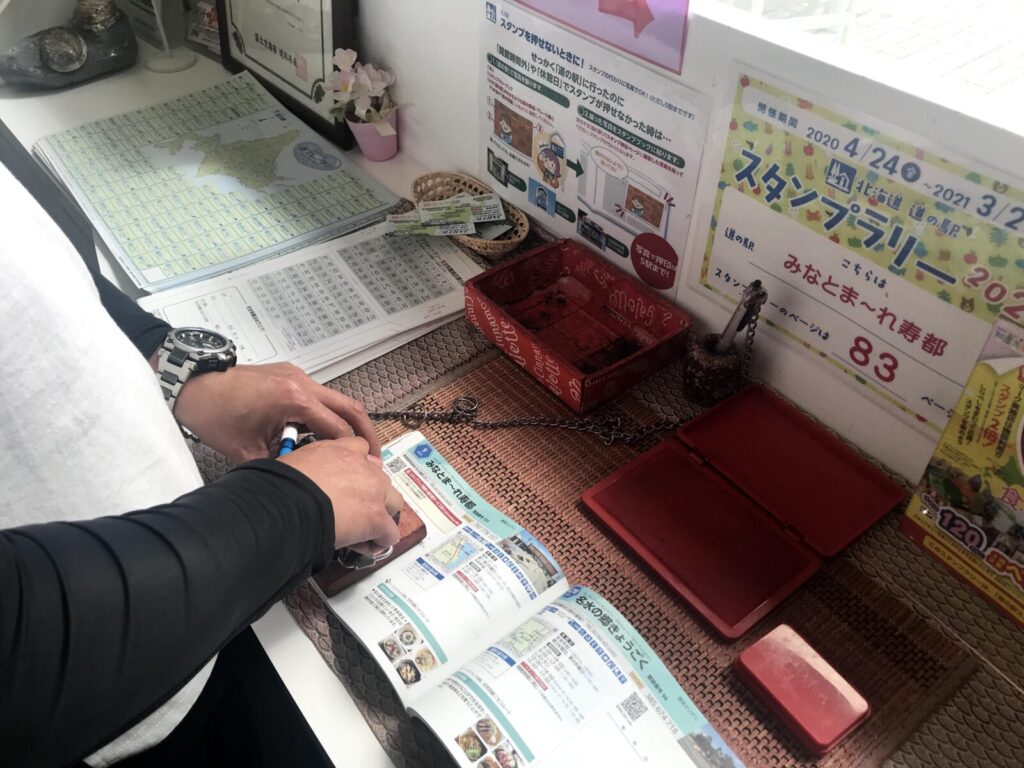 スタンプラリー台と押印の様子