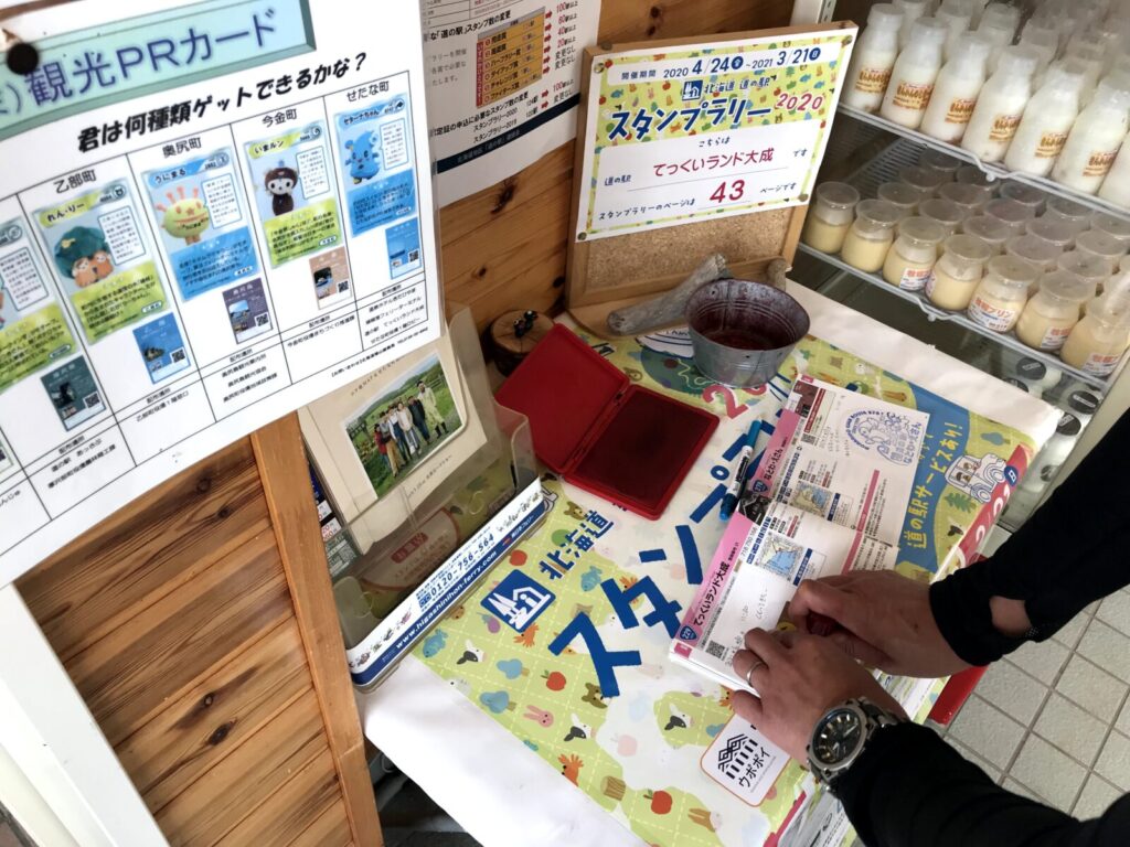スタンプを押している様子とスタンプ台