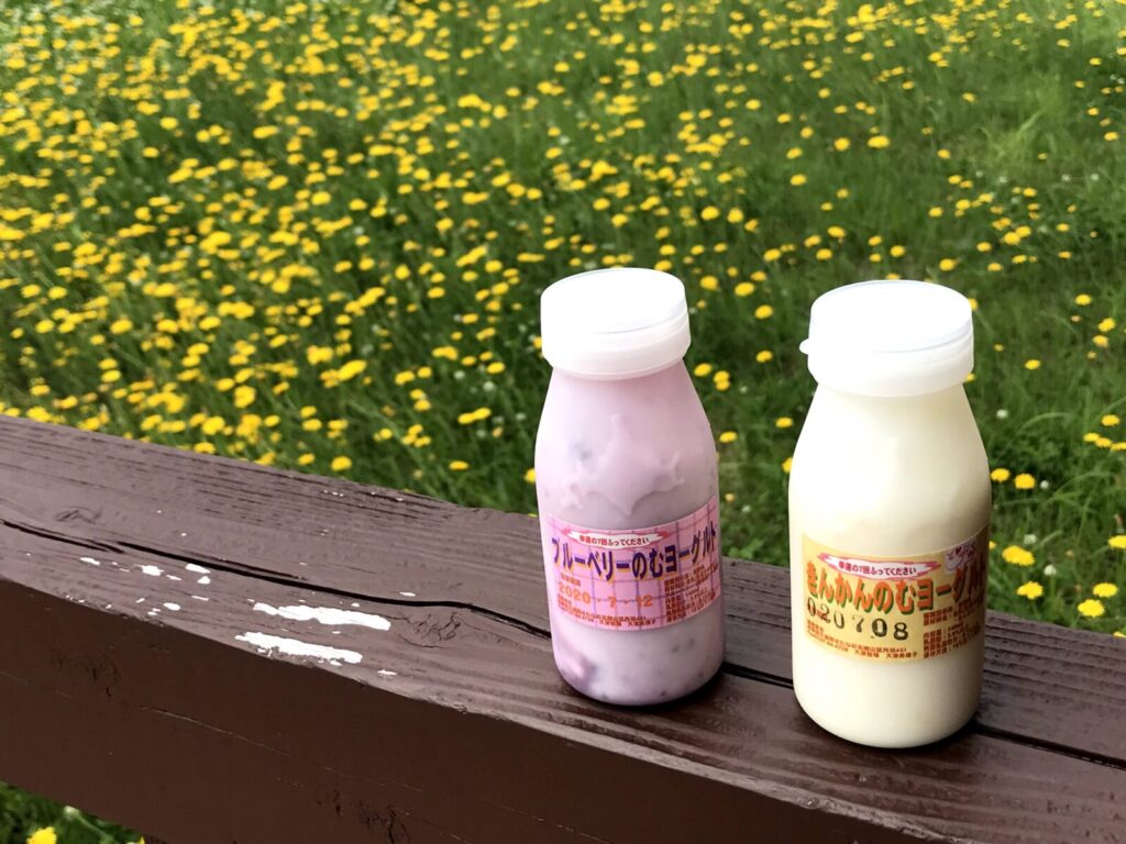 木製手すりの上に並べられたヨーグルト