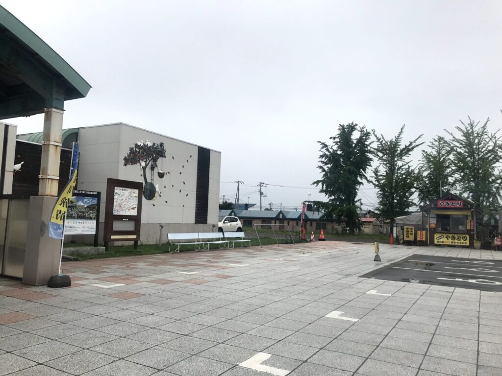 道の駅たきかわの敷地内にある焼き鳥屋台やベンチ、壁面のアートが見える広場。