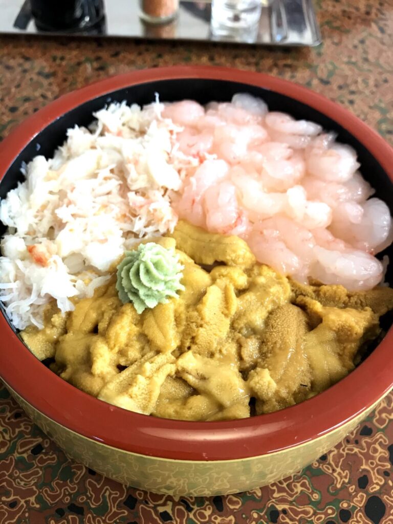 ウニ・エビ・カニが美しく盛られた海鮮丼
