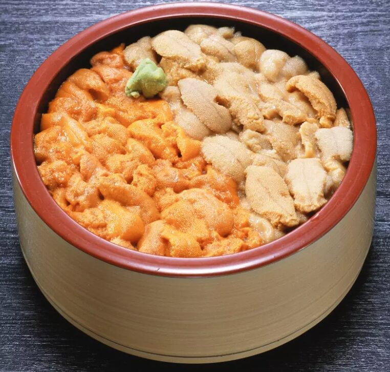 赤ウニと白ウニがたっぷり盛られた贅沢なウニ丼