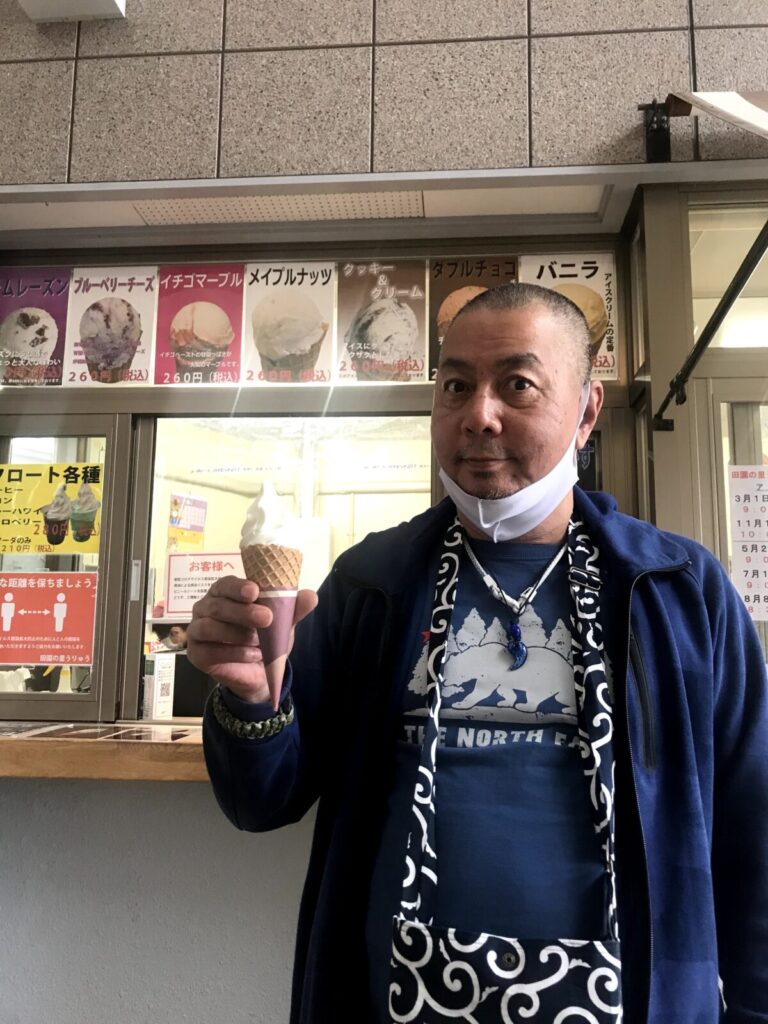 ソフトクリームを手に持つくま旦那の笑顔ショット