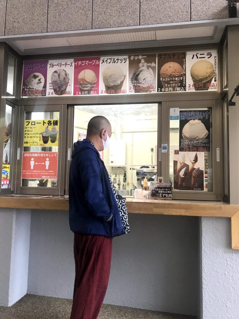 アイスのメニューが並ぶ道の駅うりゅうの注文カウンター