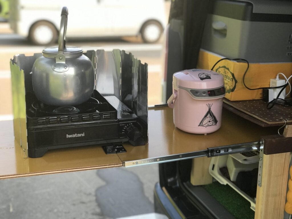 車両のスライドテーブルに設置されたカセットコンロと炊飯器