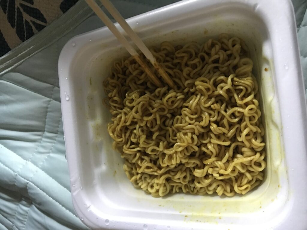 発泡容器に入ったカレー味の焼きそばのアップ写真