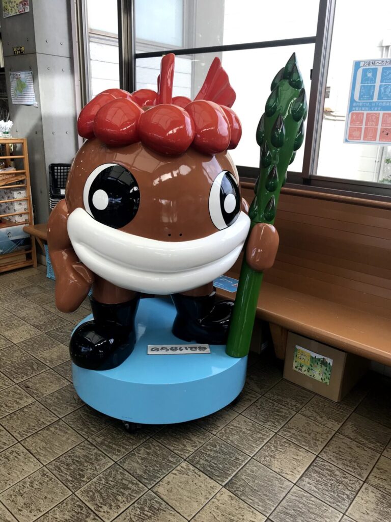 アスパラを持った道の駅いわないのキャラクターの立体像
