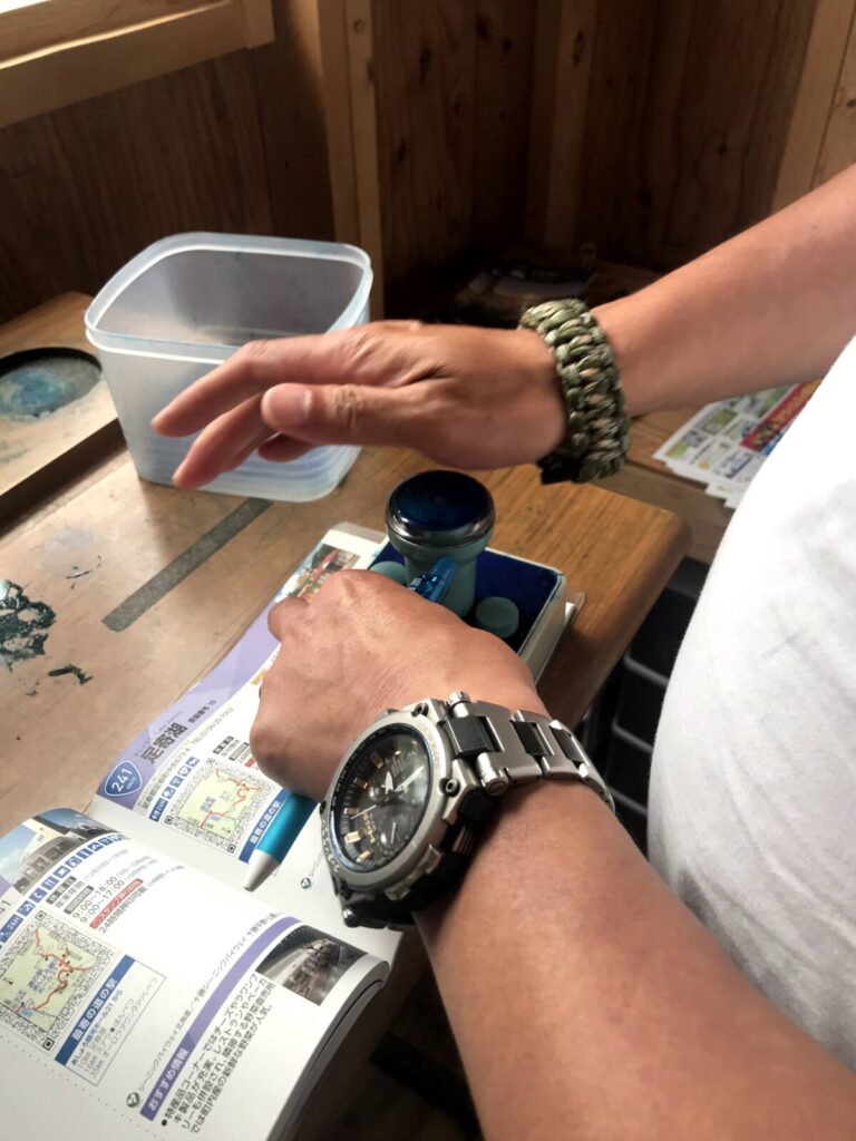 道の駅足寄湖でスタンプを押している様子