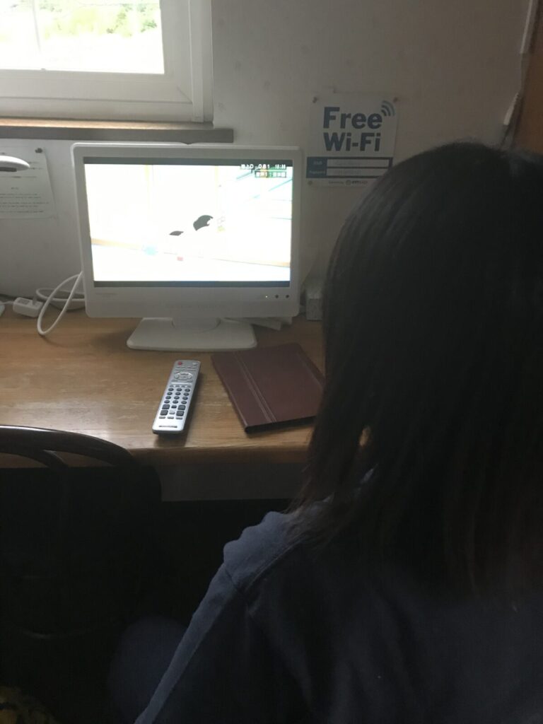 リバティユースホステルの一角でアニメを視聴する様子