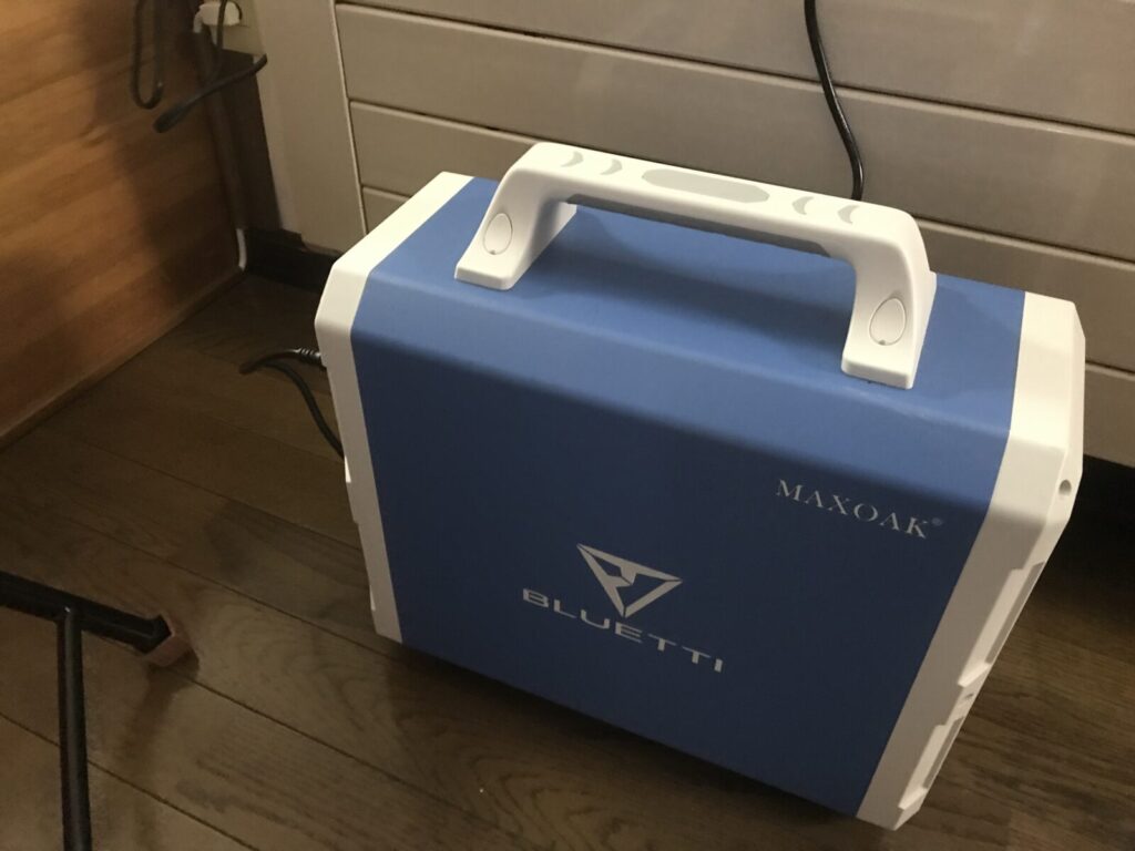 室内で充電中のBLUETTIのポータブル電源。