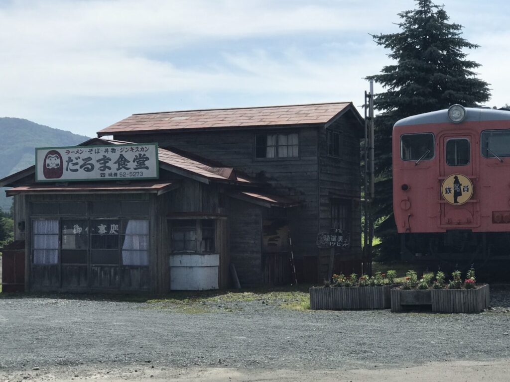 だるま食堂と赤い列車のロケセット風景