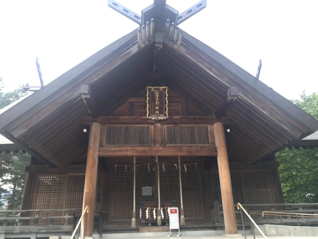富良野神社の立派な拝殿の正面、木造の美しい造りが特徴的