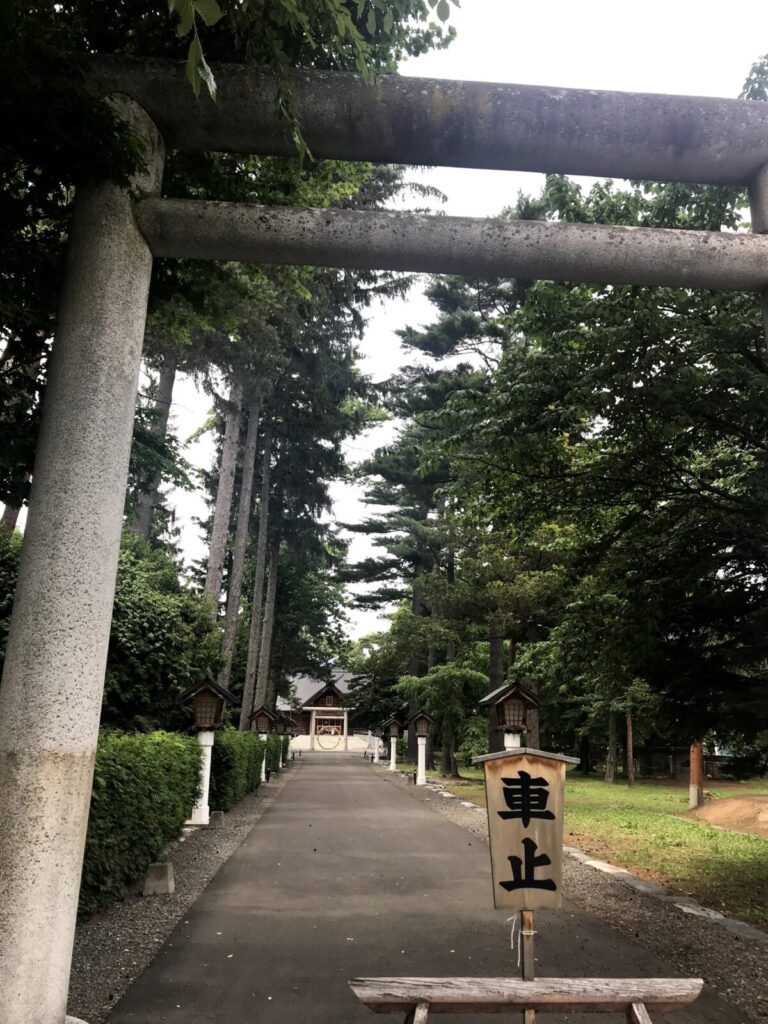 富良野神社の参道と鳥居、奥に拝殿が見える落ち着いた雰囲気の境内