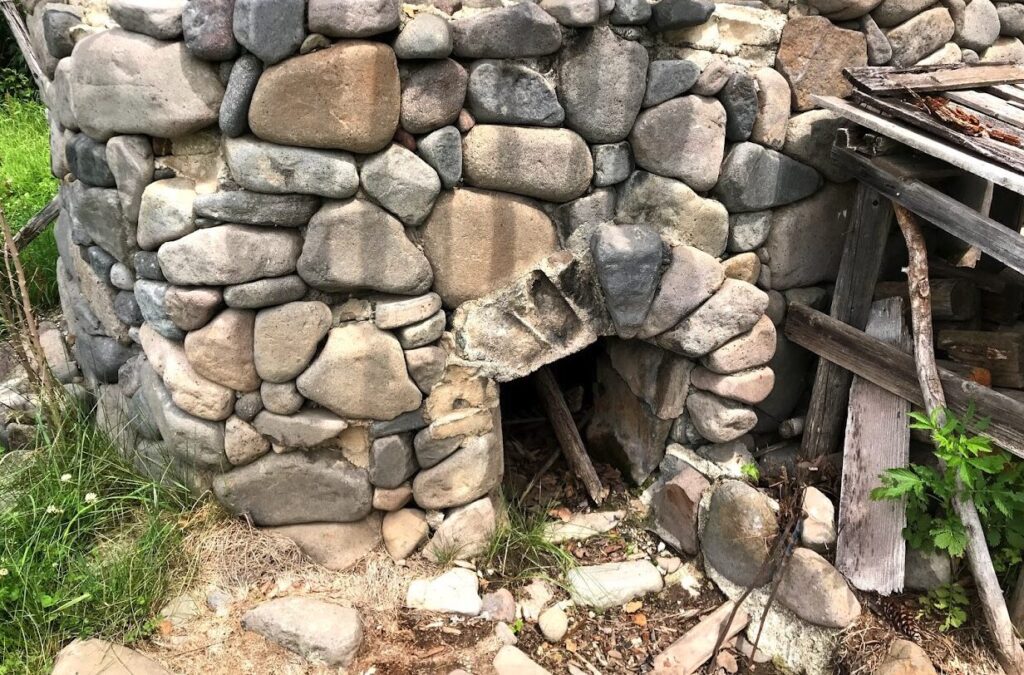 『北の国から』石の家の暖炉跡と思われる石造りの構造物
