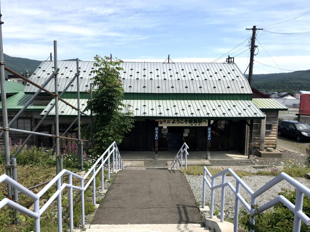 坂道の上から見下ろした旧幌舞駅の裏手入口。緑の屋根が特徴的