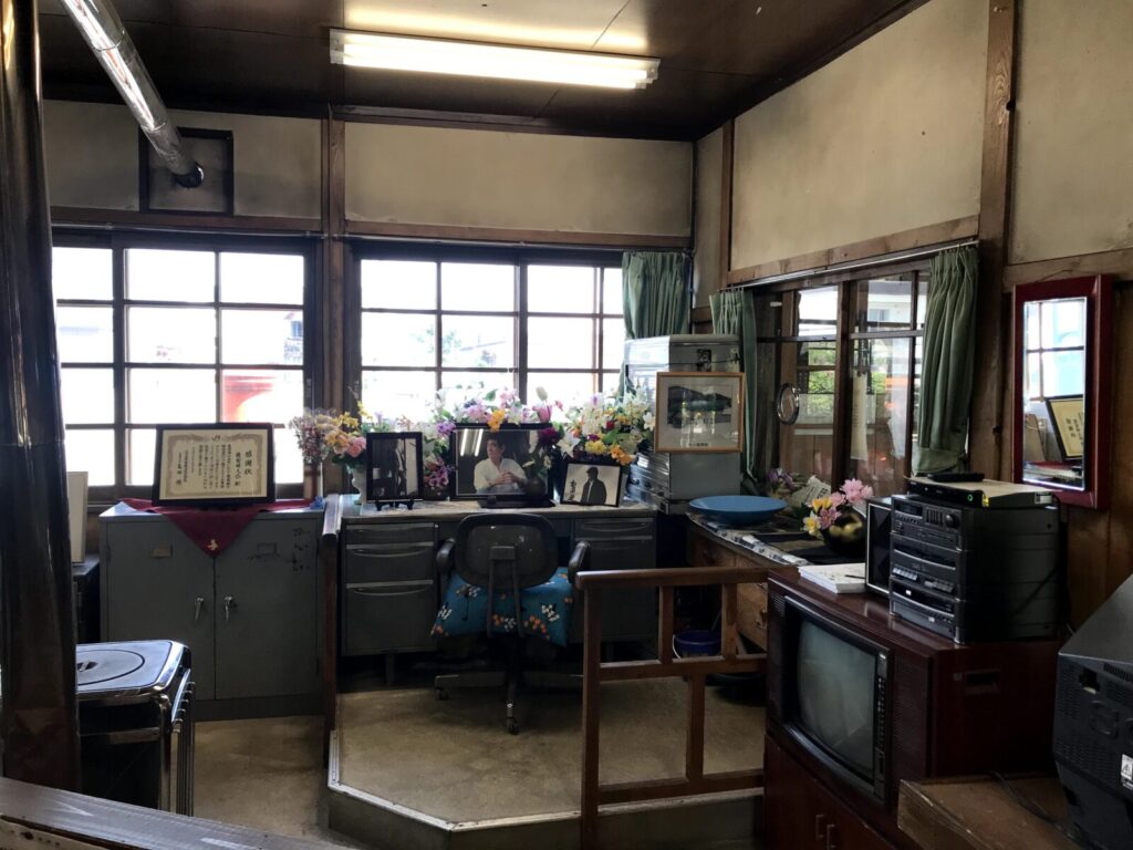 旧幌舞駅の内部に飾られた駅長デスクと『鉄道員』の記念展示