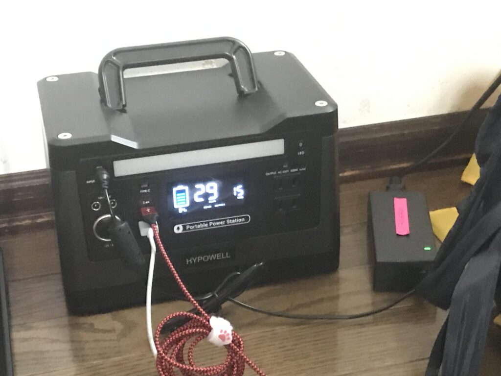 HYPOWELLのポータブル電源と充電中の機器類。