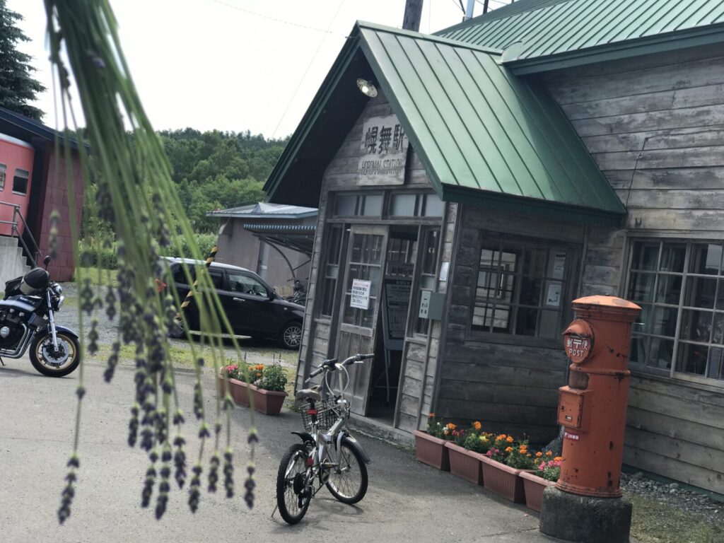 幾寅駅のレトロな木造駅舎と赤い丸型ポスト