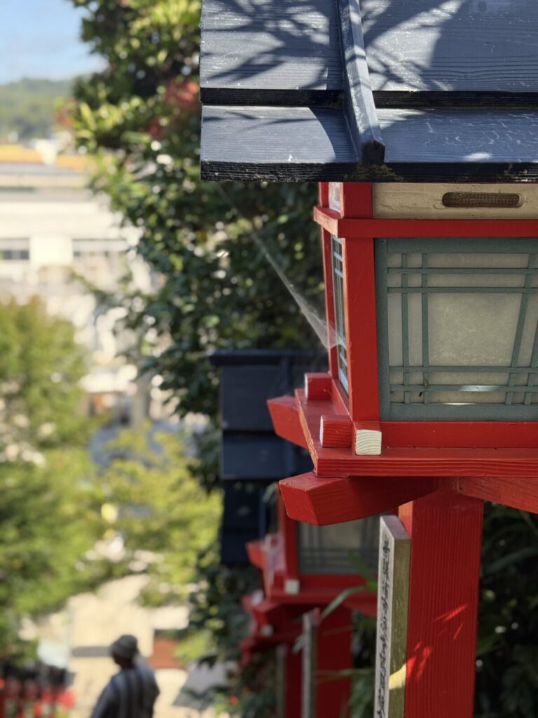 神社の赤い灯籠とクモの巣のアップ