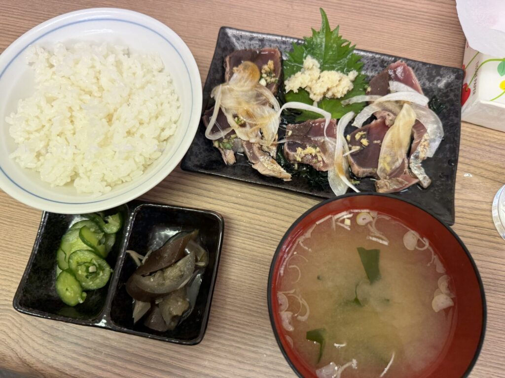 かつおの土佐造り定食一式、ごはん・味噌汁・漬物付き