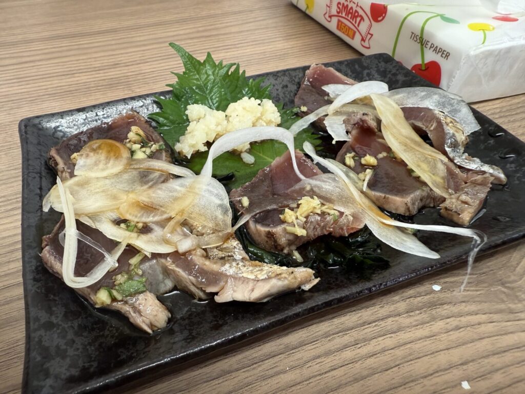 薬味たっぷりのかつおのたたきが並ぶ美味しそうな一皿