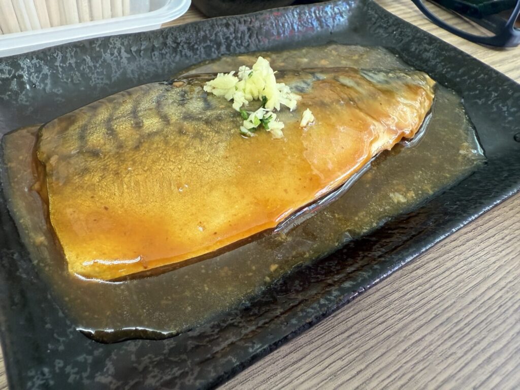 照りが美しいさばの味噌煮、刻み生姜を添えて
