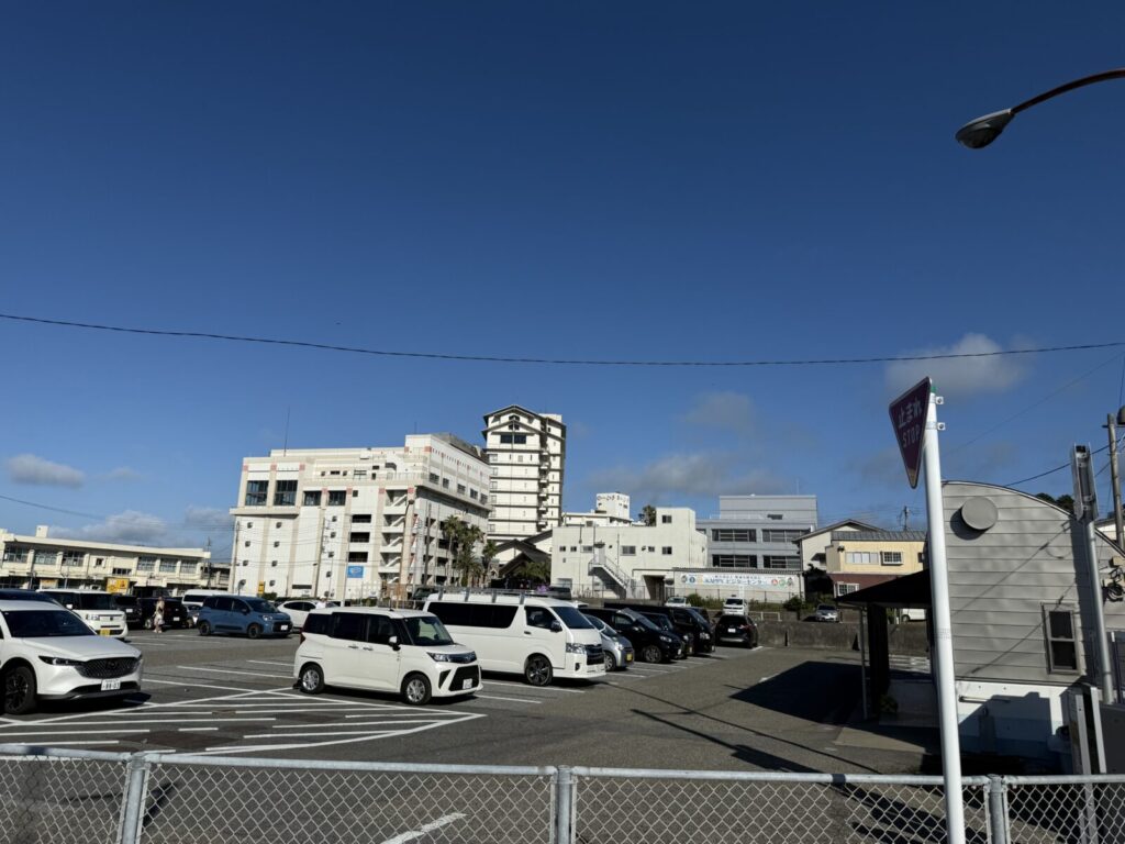 勝浦朝市の周辺にある広い駐車場の様子