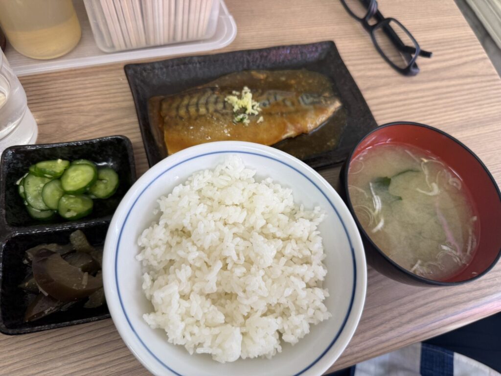 さばの味噌煮定食の全体、ご飯・味噌汁・小鉢付き