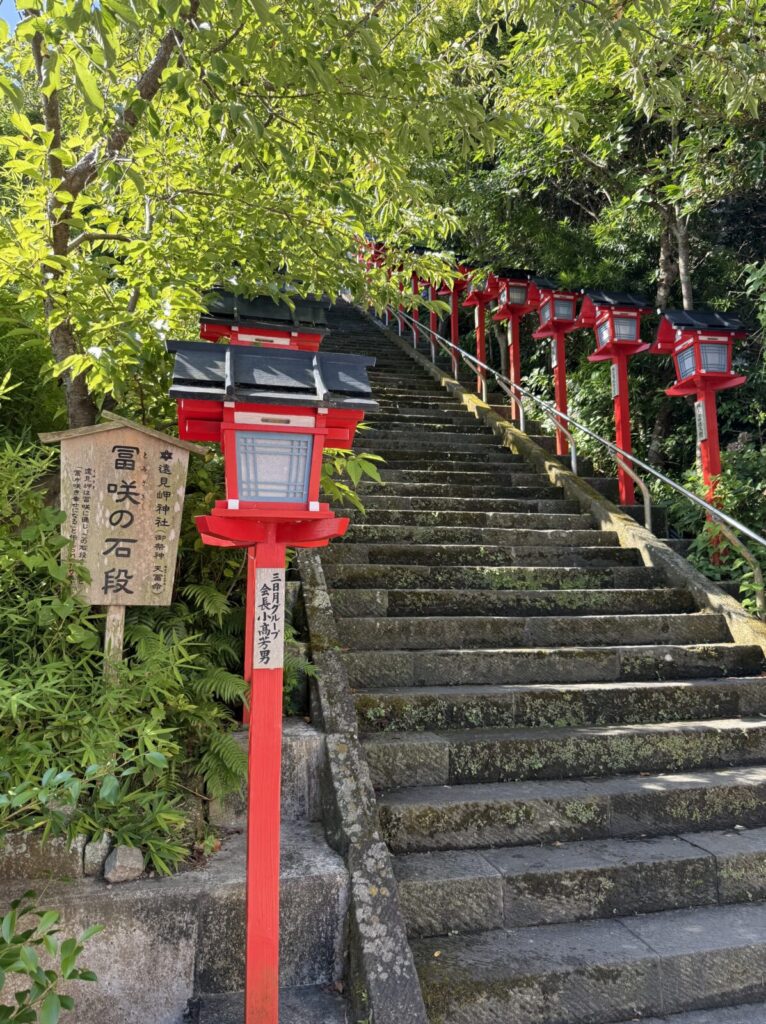 赤い灯篭が並ぶ遠見岬神社の富咲の石段