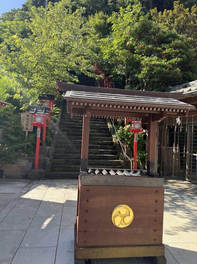 遠見岬神社の拝殿と本殿へ続く石段