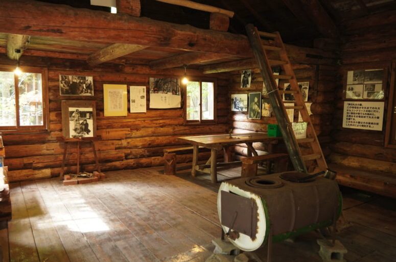 「北の国から」のロケ地・丸太小屋の居間と薪ストーブのある風景
