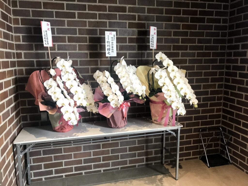 開業祝いとして飾られた胡蝶蘭の花々